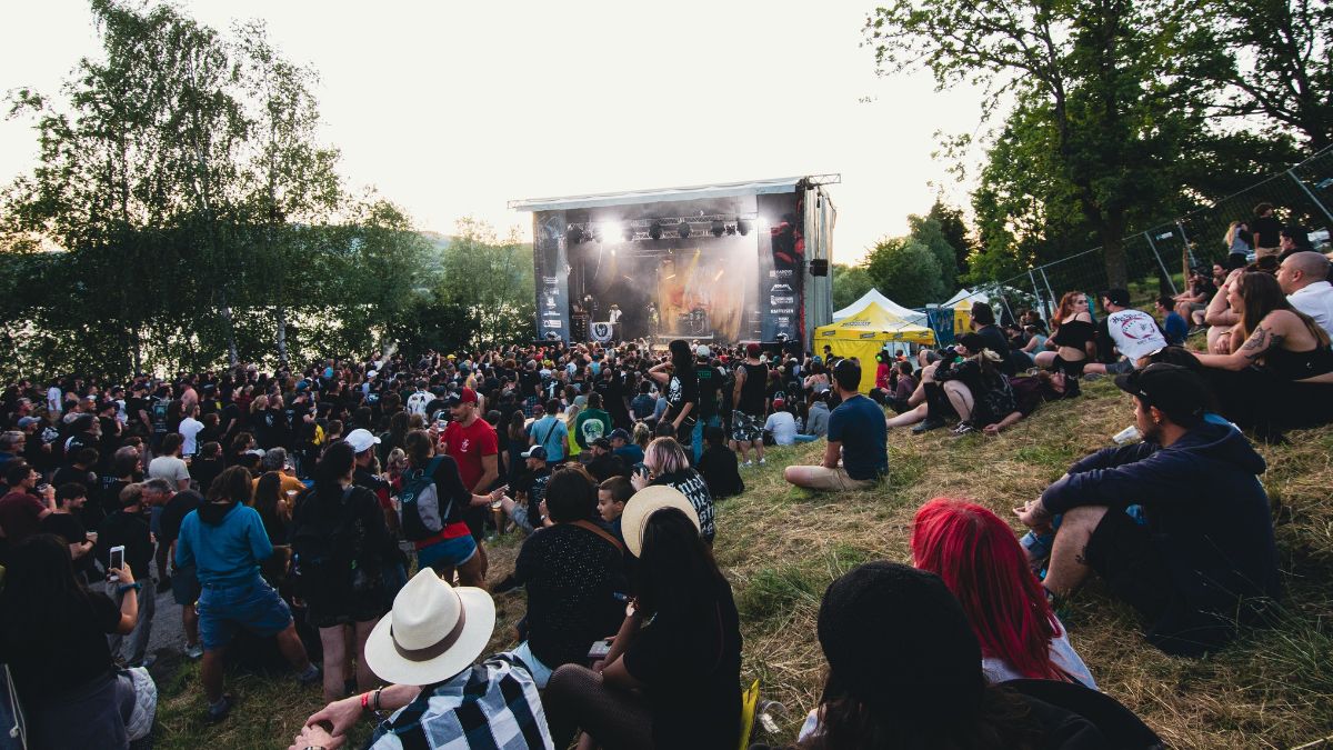 Festival crowd at Lac de la Gruyère