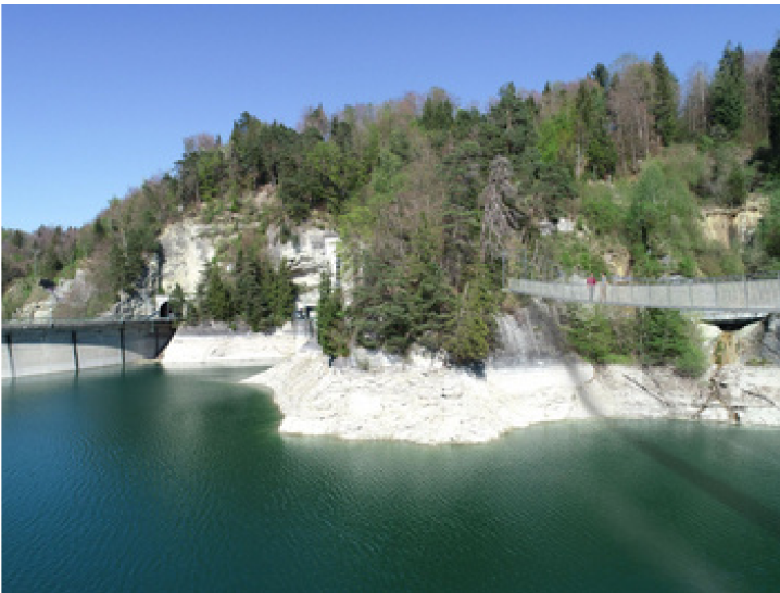 Passerelle above dam